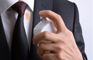 نحوه از بین بردن لکه عطر روی لباس