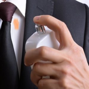 نحوه از بین بردن لکه عطر روی لباس